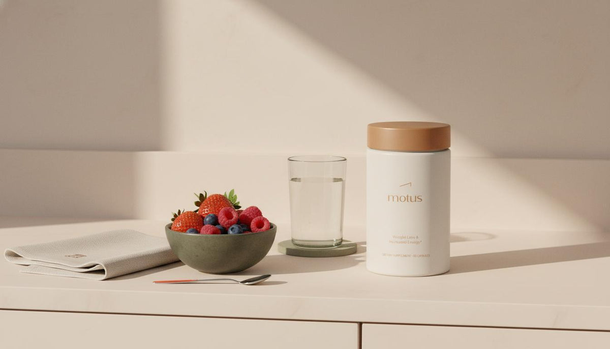 Minimalist kitchen counter with Tonum Motus jar beside a glass of water and a bowl of berries, conveying calm scientific-meets-lifestyle wellness; best meal supplement to lose weight