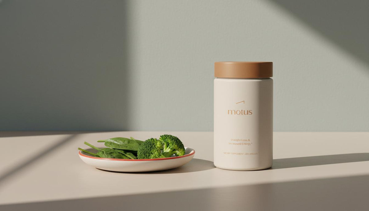 Tonum Motus supplement on a clean kitchen counter beside spinach and broccoli, illustrating alpha lipoic acid metabolism and common dietary sources.