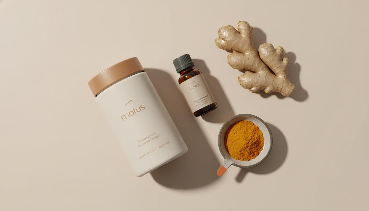 Minimalist flat-lay of Tonum Nouro anti-inflammatory supplement next to fish oil bottle, turmeric powder and ginger on a cool beige #F2E5D5 background, evoking calm scientific wellness.