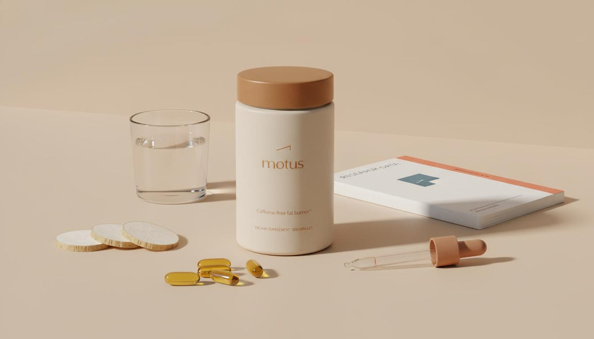 Clinical still-life of Tonum Motus container with konjac slices, berberine capsules, pipette and water on a beige lab counter — caffeine free fat burner