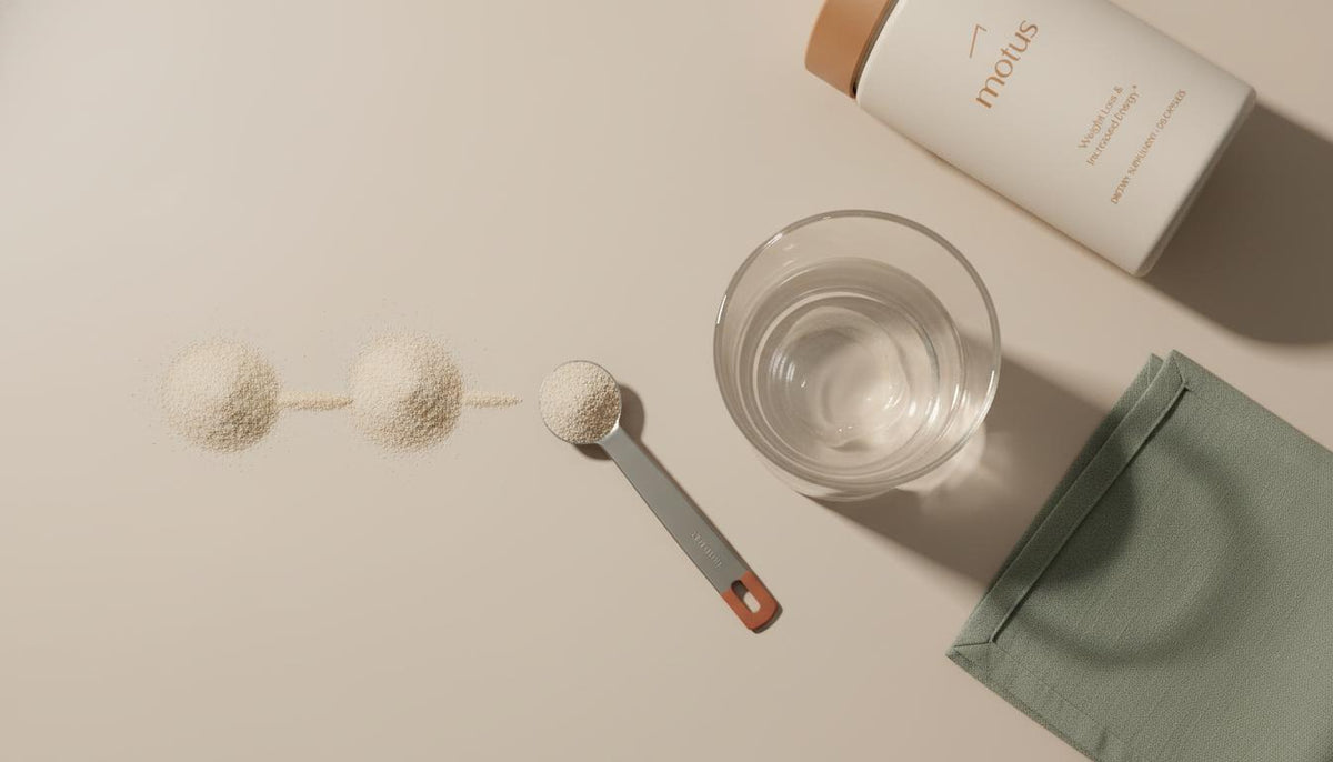 Minimal flat-lay of psyllium scoops, a gel-forming glass of water, and a Tonum Motus bottle on a soft beige background, illustrating how fiber supplements suppress appetite.
