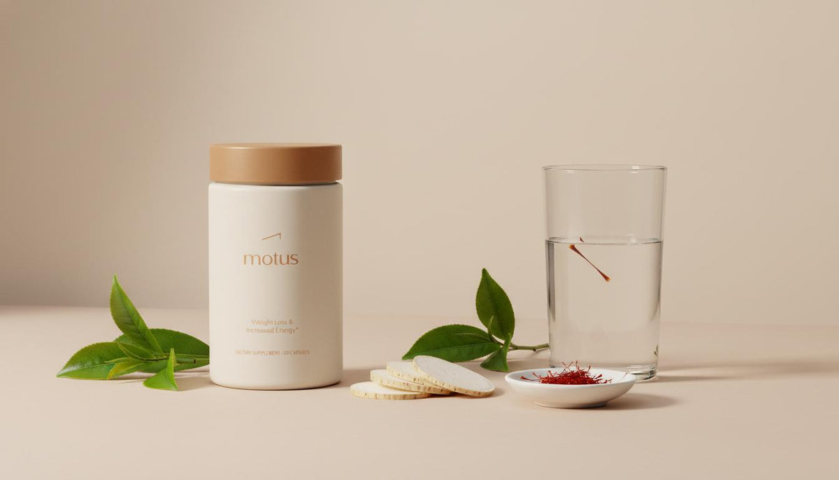 Minimalist still-life of a Tonum supplement jar with konjac slices, green tea sprig, saffron in a dish and a glass of water, illustrating natural appetite suppressants.