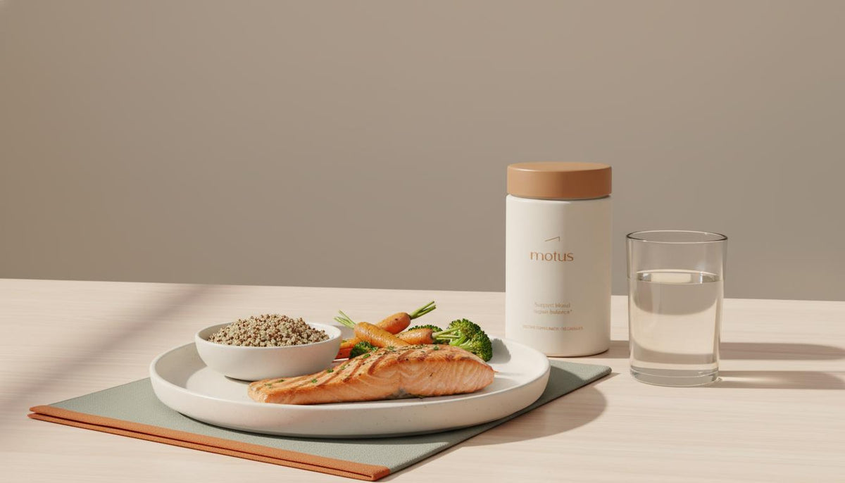 Minimalist still-life of grilled salmon, mixed vegetables and quinoa with a Tonum Motus bottle on a beige background to stabilize blood sugar naturally.