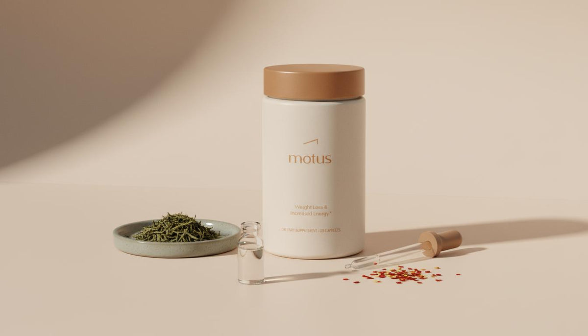 Tonum Motus bottle on pale beige #F2E5D5 surface with green tea leaves, red chili flakes, a tiny MCT oil vial and lab pipette; minimalist scene showing supplements increase fat oxidation.