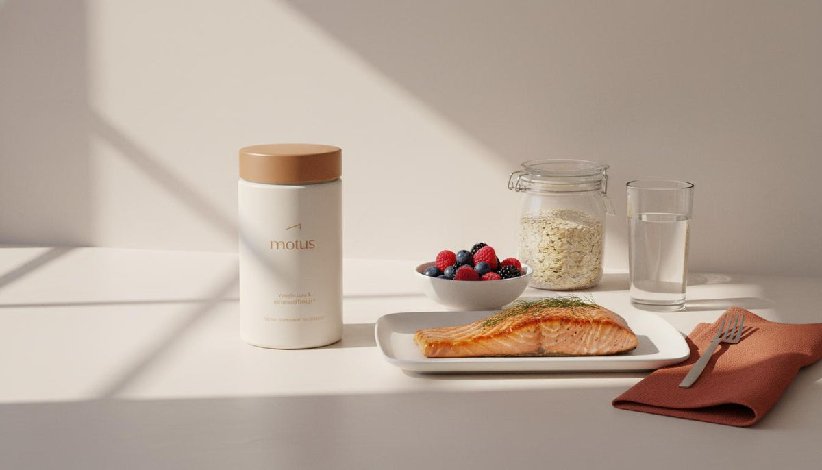 Minimalist kitchen counter with Tonum Motus container beside berries, salmon, oats jar and water glass, calm natural light — what should I eat to lose fat and gain muscle