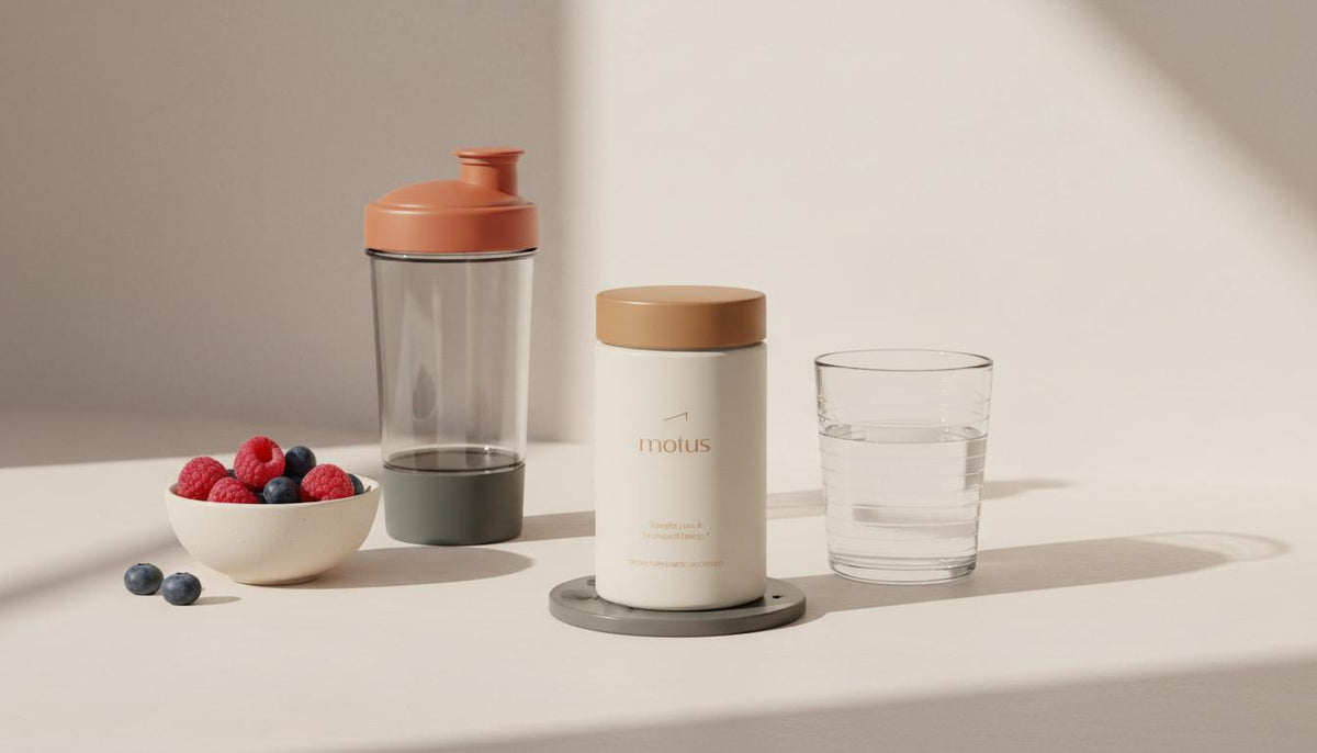 Minimalist kitchen counter scene with Tonum Motus supplement beside a glass of water, bowl of berries and shaker, subtle berry and egg icons — whey protein and belly fat