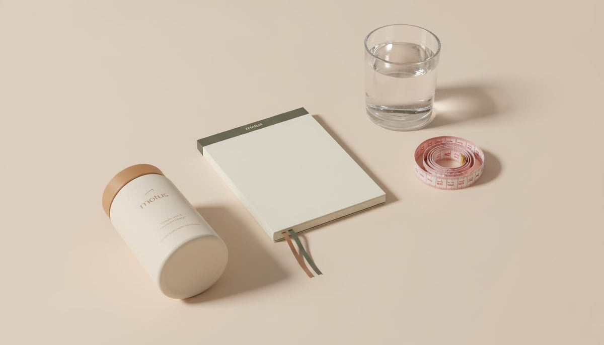 Flat-lay of clinical notebook, measuring tape, glass of water and Tonum Motus supplement jar on pale beige background illustrating Which vitamin reduces sugar levels?